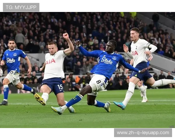 切尔西连续传切打穿防线，前锋冷静推射，展现强大进攻实力