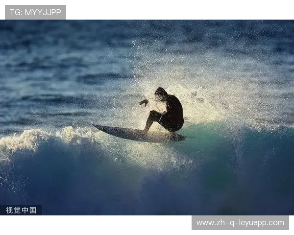 冲浪选手抓到完美浪头顺势滑行